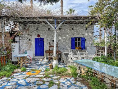 Yalikavak, Bodrum, Mugla, Türkiye. 16 Mart 2023. Yalikavak yerli ve yabancı turistler için mükemmel bir tatil beldesi. Berrak turkuaz denizi, güzel plajları ve marinası ile ünlü Yalikavak turistik manzarası..