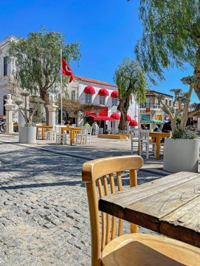 Alacati, İzmir, Türkiye. 17 Mart 2023, tarihi taş evleri ve rüzgar sörfü için uygun plajlarıyla ünlü bir turistik yer. Alacati 'nin merkezinden genel ve turistik görüşler.