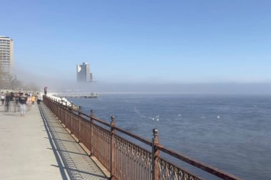 Atakoy, İstanbul, Türkiye. 25 Mart 2023 Baruthane Halk Parkı 'ndan Sheraton Oteli manzaralı, güneşli ve sisli bir günde Atakoy ilçesi ve İstanbul kentinde..