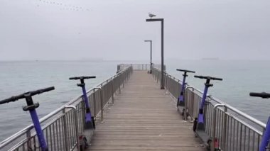 Florya, istanbul, Türkiye. 25 Mart 2023 Florya kıyılarındaki iskelede bulutlu havada yürüyüş ve İstanbul 'daki Marmara Denizi manzarası.