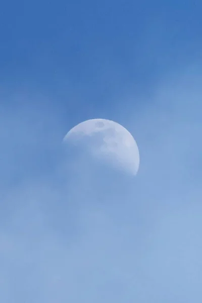 Luna Cielo Azul Primer Plano Foto Con Enfoque Suave — Foto de Stock