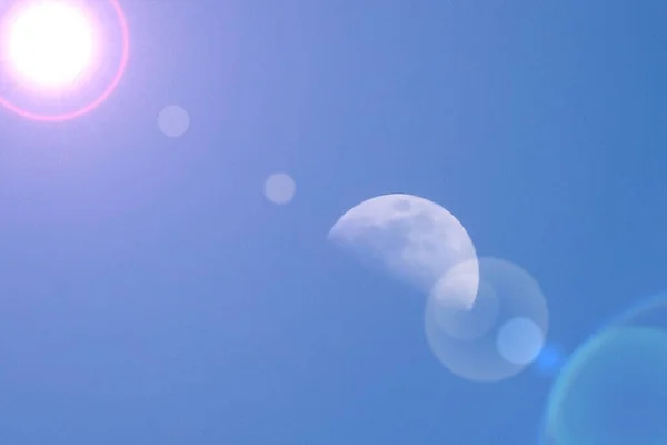 Луна Голубом Небе Крупный План Фотографии Мягким Фокусом — стоковое фото
