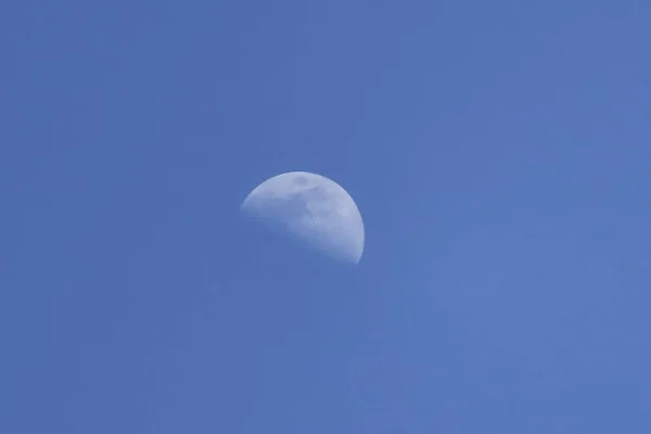 Φεγγάρι Στον Γαλάζιο Ουρανό Κοντινό Πλάνο Φωτογραφίας Απαλή Εστίαση — Φωτογραφία Αρχείου