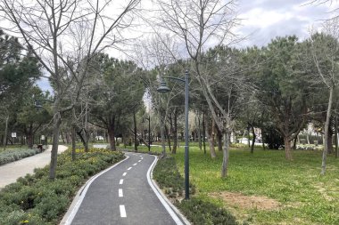 Atakoy, İstanbul, Türkiye 31 Mart 2023 Atakoy Ayamama yaşam vadisi, İstanbul 'un Bakırköy ilçesinde yürüyüş yolları ve yeşil doğasıyla doğal bir yaşam alanıdır..