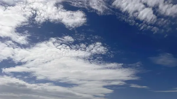 Blauer Himmel Und Dichte Weiße Wolken — Stockfoto
