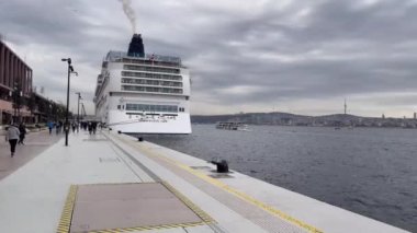 İstanbul Boğazı 'nın güney kıyısında yer alan Karaköy, İstanbul, İstanbul, İstanbul, İstanbul. Galataport ve İstanbul' da yer alan modern bir turizm ve ticaret merkezi olarak göze çarpıyor..