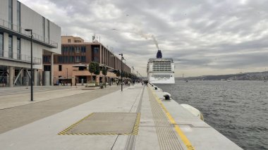 Galataban.istanbul, Türkiye 2.2023.İstanbul Avrupa ve Asya kıtaları arasındaki rüya şehridir. Galataport limanından İstanbul ve Boğaz manzarası.