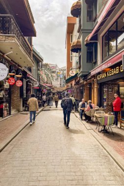 İstanbul, Türkiye. 2 Nisan 2023. İstanbul, Avrupa ve Asya kıtaları arasındaki rüya şehir. Beyoğlu ilçesinde eğlence mekanları ve restoranları olan Karakol caddelerini daralt..