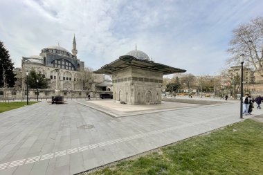Avrupa kıtaları ile Asya arasındaki rüya şehir 2 Nisan 2023, İstanbul. Tophane Meydanı, İstanbul 'un Beyolu ilçesinde yer alan tarihi bir meydandır. Bugün, kültürel ve sanatsal etkinlikler için bir mekan olarak hizmet vermektedir.. 