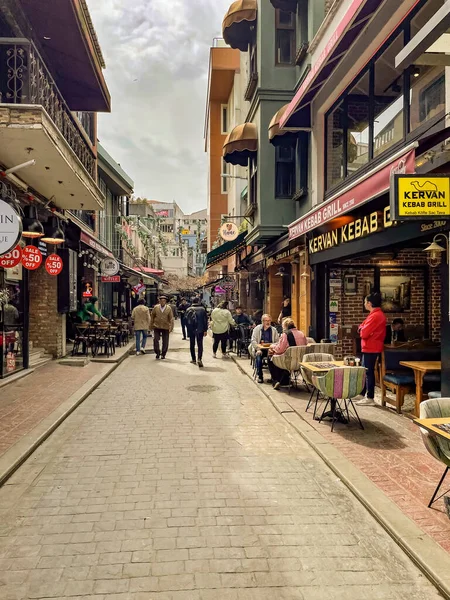 土耳其伊斯坦布尔 2023年4月2日伊斯坦布尔 欧洲大陆和亚洲大陆之间的梦想之城 碧昂鲁地区狭窄的Karakoy街 设有娱乐场所和餐馆 — 图库照片