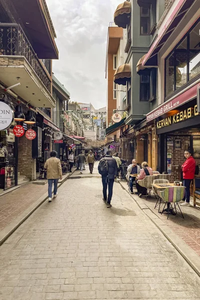 土耳其伊斯坦布尔 2023年4月2日伊斯坦布尔 欧洲大陆和亚洲大陆之间的梦想之城 碧昂鲁地区狭窄的Karakoy街 设有娱乐场所和餐馆 — 图库照片