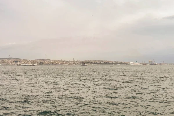 2009年4月22日 土耳其伊斯坦布尔 伊斯坦布尔是欧洲大陆和亚洲大陆之间的梦想之城 从Galataport港口看伊斯坦布尔和Bosphorus — 图库照片