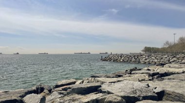 Avcılar, istanbul, Türkiye. 82023. Avclar İlçesi 'nin Marmara Denizi kıyısındaki sahil ve kıyı şeridi şehir hayatından kaçmak, doğayla uyum içinde olmak ve keyifli anlar yaşamak isteyenler için mükemmel bir seçim.. 