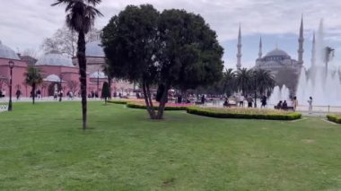 Sultanahmet, İstanbul, Türkiye. 16 Nisan 2023. Sultanahmet Meydanı ve İstanbul turizminin en önemli merkezi olan ve tarihi yarımadada yer alan ilçesi ziyaretçi ve turistlerle dolu..