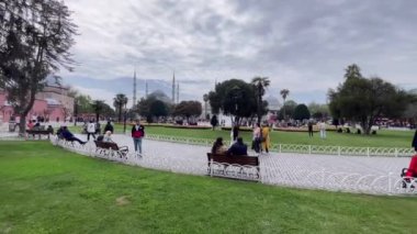 Sultanahmet, İstanbul, Türkiye. 16 Nisan 2023. Sultanahmet Meydanı ve İstanbul turizminin en önemli merkezi olan ve tarihi yarımadada yer alan ilçesi ziyaretçi ve turistlerle dolu..