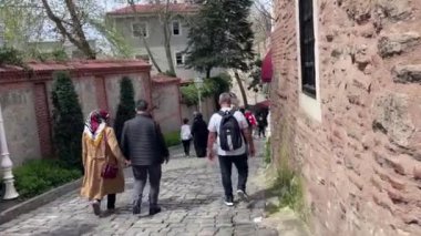 Sultanahmet, İstanbul, Türkiye. 16 Nisan 2023. Sultanahmet Meydanı ve İstanbul turizminin en önemli merkezi olan ve tarihi yarımadada yer alan ilçesi ziyaretçi ve turistlerle dolu..