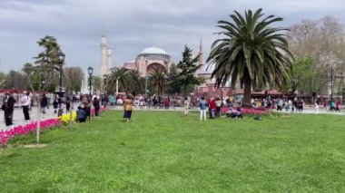 Sultanahmet, İstanbul, Türkiye. 16 Nisan 2023. Sultanahmet Meydanı ve İstanbul turizminin en önemli merkezi olan ve tarihi yarımadada yer alan ilçesi ziyaretçi ve turistlerle dolu..