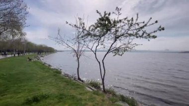 Kucukcekmece, İstanbul, Türkiye 17 Nisan 2023. İstanbul 'un batısında yer alan Kucukcekmece Gölü, şehrin çalkantısından kaçmak isteyenler için mükemmel bir kaçış noktası.. 