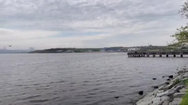Kucukcekmece, İstanbul, Türkiye 17 Nisan 2023. İstanbul 'un batısında yer alan Kucukcekmece Gölü, şehrin çalkantısından kaçmak isteyenler için mükemmel bir kaçış noktası.. 