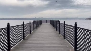 Kucukcekmece, İstanbul, Türkiye 17 Nisan 2023. İstanbul 'un batısında yer alan Kucukcekmece Gölü, şehrin çalkantısından kaçmak isteyenler için mükemmel bir kaçış noktası.. 