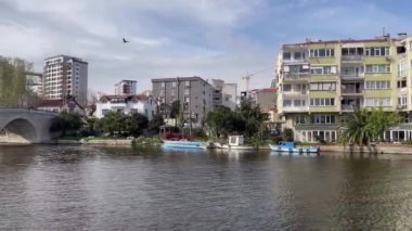 Kucukcekmece, İstanbul, Türkiye 17 Nisan 2023. İstanbul 'un batısında yer alan Kucukcekmece Gölü, şehrin çalkantısından kaçmak isteyenler için mükemmel bir kaçış noktası.. 