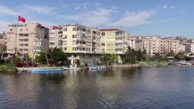 Kucukcekmece, İstanbul, Türkiye 17 Nisan 2023. İstanbul 'un batısında yer alan Kucukcekmece Gölü, şehrin çalkantısından kaçmak isteyenler için mükemmel bir kaçış noktası.. 
