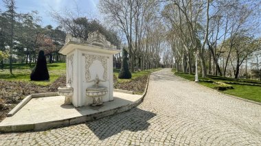 İstanbul, Türkiye. 16, 2023 Gulhane Parkı, Topkapı Sarayı 'nın bitişiğinde, yeşil alanları, çiçek bahçeleri ve tarihi binalarıyla tanınan tarihi bir parktır..