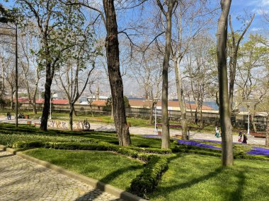 İstanbul, Türkiye. 16, 2023 Gulhane Parkı, Topkapı Sarayı 'nın bitişiğinde, yeşil alanları, çiçek bahçeleri ve tarihi binalarıyla tanınan tarihi bir parktır..