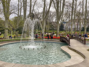 İstanbul, Türkiye. 16, 2023 Gulhane Parkı, Topkapı Sarayı 'nın bitişiğinde, yeşil alanları, çiçek bahçeleri ve tarihi binalarıyla tanınan tarihi bir parktır..