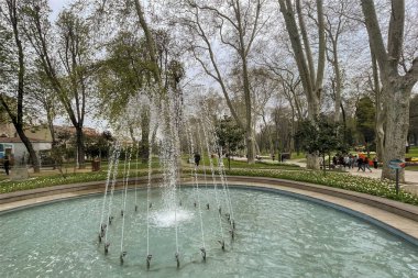 İstanbul, Türkiye. 16, 2023 Gulhane Parkı, Topkapı Sarayı 'nın bitişiğinde, yeşil alanları, çiçek bahçeleri ve tarihi binalarıyla tanınan tarihi bir parktır..