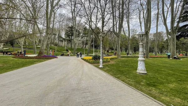2012年4月16日 土耳其伊斯坦布尔古尔哈奈公园 Gulhane Park 是一座位于伊斯坦布尔的历史公园 毗邻托普卡皮宫 Topkapi Palace 以其绿地 花园和历史建筑而闻名 — 图库照片