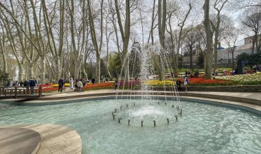 İstanbul, Türkiye. 16, 2023 Gulhane Parkı, Topkapı Sarayı 'nın bitişiğinde, yeşil alanları, çiçek bahçeleri ve tarihi binalarıyla tanınan tarihi bir parktır..