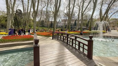 İstanbul, Türkiye. 16, 2023 Gulhane Parkı, Topkapı Sarayı 'nın bitişiğinde, yeşil alanları, çiçek bahçeleri ve tarihi binalarıyla tanınan tarihi bir parktır..