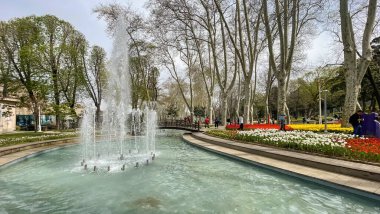 İstanbul, Türkiye. 16, 2023 Gulhane Parkı, Topkapı Sarayı 'nın bitişiğinde, yeşil alanları, çiçek bahçeleri ve tarihi binalarıyla tanınan tarihi bir parktır..