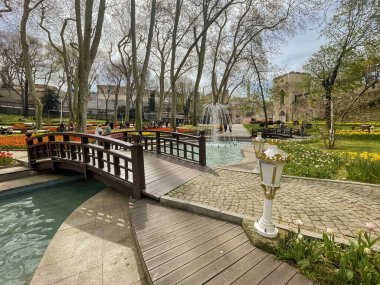 İstanbul, Türkiye. 16, 2023 Gulhane Parkı, Topkapı Sarayı 'nın bitişiğinde, yeşil alanları, çiçek bahçeleri ve tarihi binalarıyla tanınan tarihi bir parktır..