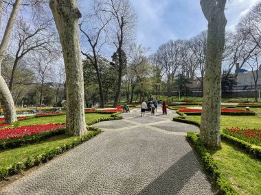 İstanbul, Türkiye. 16, 2023 Gulhane Parkı, Topkapı Sarayı 'nın bitişiğinde, yeşil alanları, çiçek bahçeleri ve tarihi binalarıyla tanınan tarihi bir parktır..