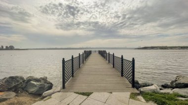 17 Nisan 2023, Türkiye, İstanbul. İstanbul 'un batısında yer alan Kucukcekmece Gölü, kentin çalkantısından kaçmak isteyenler için mükemmel bir kaçış noktası. Kanarya, Soguksu, Kucukcekmece ve Menekşe kıyıları olan gölden görüntüler.