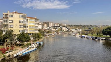 17 Nisan 2023, Türkiye, İstanbul. İstanbul 'un batısında yer alan Kucukcekmece Gölü, kentin çalkantısından kaçmak isteyenler için mükemmel bir kaçış noktası. Kanarya, Soguksu, Kucukcekmece ve Menekşe kıyıları olan gölden görüntüler.