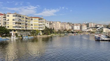 17 Nisan 2023, Türkiye, İstanbul. İstanbul 'un batısında yer alan Kucukcekmece Gölü, kentin çalkantısından kaçmak isteyenler için mükemmel bir kaçış noktası. Kanarya, Soguksu, Kucukcekmece ve Menekşe kıyıları olan gölden görüntüler.