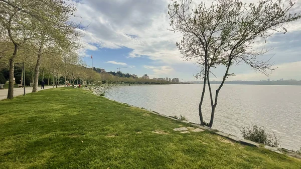 土耳其 伊斯坦布尔 2023年4月17日 位于伊斯坦布尔西部的库库切克米斯湖是那些想逃离城市喧嚣的人的绝佳去处 湖岸至Kanarya Soguksu Kucukcekmece和Menekse的景色 — 图库照片