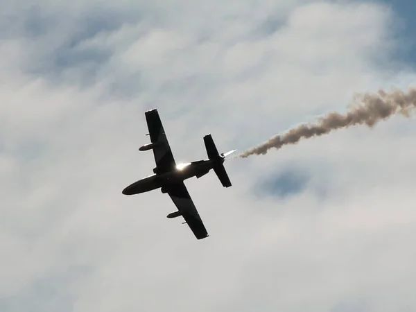 Flygplan Flygning Med Rök Luften — Stock vektor