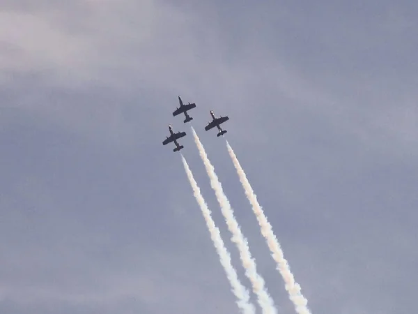 Aéronefs Acrobatiques Vol Avec Fumée Dans Ciel — Image vectorielle