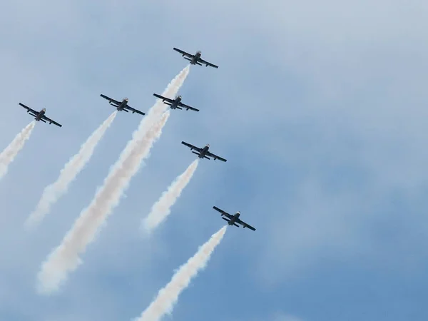 Samoloty Akrobatyczne Locie Dymem Niebie — Wektor stockowy