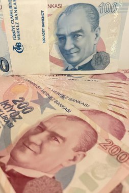 3 Mayıs 2023.Türk lirası Türkiye Cumhuriyeti 'nin resmi para birimidir. Merkez Bankası çizgili Türk lira banknotları.