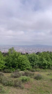 İstanbul, Türkiye. 7 Mayıs 2023 tarihli İstanbul Tarihi Savunma Noktası, Aydos Şatosu. Orman yolları ve tarihi manzarasıyla İstanbul 'un doğal güzelliklerini keşfetmek isteyenler için popüler bir ziyaret noktası olan Aydos Kalesi manzarası..