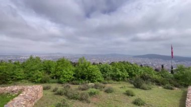 İstanbul, Türkiye. 7 Mayıs 2023 tarihli İstanbul Tarihi Savunma Noktası, Aydos Şatosu. Orman yolları ve tarihi manzarasıyla İstanbul 'un doğal güzelliklerini keşfetmek isteyenler için popüler bir ziyaret noktası olan Aydos Kalesi manzarası..