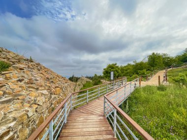 7. 2023 Aydos Ormanı, Aydos Şatosu Harabeleri. İstanbul 'un kuzeydoğusunda yer alan Aydos Ormanı, ziyaretçilere Aydos Kalesi ile tarihi boyunca büyüleyici bir yolculuk sunan doğal bir alan..                            