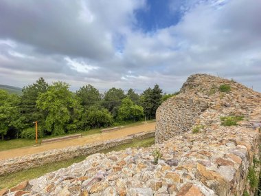 7. 2023 Aydos Ormanı, Aydos Şatosu Harabeleri. İstanbul 'un kuzeydoğusunda yer alan Aydos Ormanı, ziyaretçilere Aydos Kalesi ile tarihi boyunca büyüleyici bir yolculuk sunan doğal bir alan..                            
