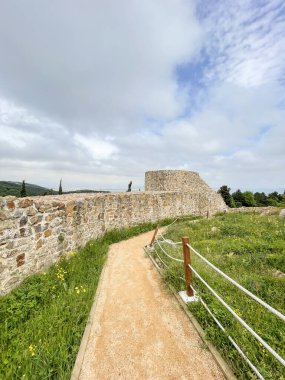 7. 2023 Aydos Ormanı, Aydos Şatosu Harabeleri. İstanbul 'un kuzeydoğusunda yer alan Aydos Ormanı, ziyaretçilere Aydos Kalesi ile tarihi boyunca büyüleyici bir yolculuk sunan doğal bir alan..                            