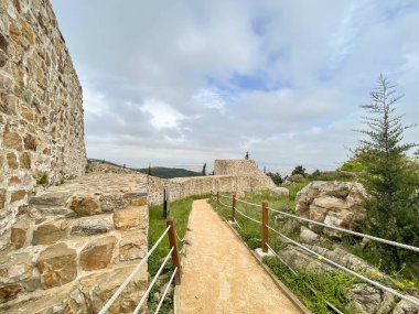 7. 2023 Aydos Ormanı, Aydos Şatosu Harabeleri. İstanbul 'un kuzeydoğusunda yer alan Aydos Ormanı, ziyaretçilere Aydos Kalesi ile tarihi boyunca büyüleyici bir yolculuk sunan doğal bir alan..                            